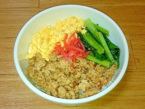 お弁当にも♪鶏ひき肉と玉子の三色そぼろ丼☆